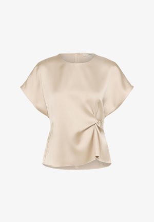 Beige selyem blúz rövid ujjakkal, kerek nyakkivágással és oldalsó ráncolással. Sima textúra enyhe fényűvel.