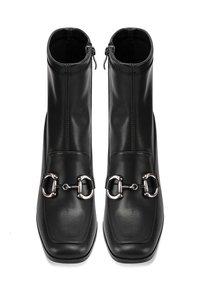 Stivali neri alla caviglia in pelle liscia, con punta quadrata, cerniere laterali e dettagli in metallo argentato sul davanti.