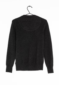Maglione grigio scuro appeso a un gancio nero, con maniche lunghe e scollatura rotonda, esposto su uno sfondo bianco.