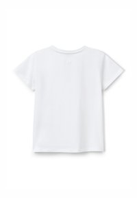 Camiseta blanca de manga corta con un cuello redondeado y una parte posterior simple y sin costuras, con un pequeño logotipo en el cuello. Material de algodón suave.