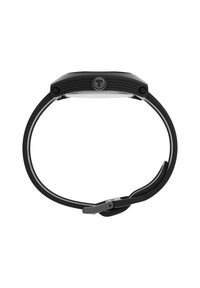 Montre numérique noire avec un boîtier rectangulaire, un bracelet en silicone lisse et une lunette texturée. Dispose d'une simple fermeture et d'un affichage clair.