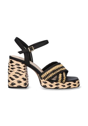 Sandalias de tacón alto tejidas en negro y marrón con un grueso tacón cuadrado trenzado, que presentan un diseño de tiras cruzadas amplias y una correa ajustable en el tobillo.
