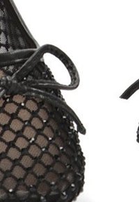 Bailarinas negras de malla con un diseño de red, que cuentan con un fino acento de lazo y forma de punta. La textura parece suave y flexible.