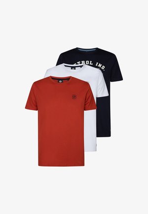 Drei Rundhals-T-Shirts: eines in Rot, eines in Weiß und eines in Marineblau. Aus Baumwolle mit einem kleinen Logo auf dem roten Shirt und Text auf dem marineblauen Shirt.