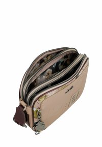 Bolso cruzado de cuero beige con tres compartimentos con cremallera, forro interno estampado y acentos decorativos metálicos. Forma compacta y rectangular.