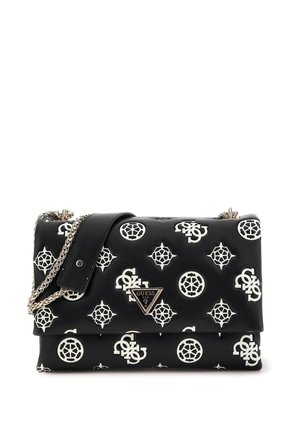Borsa nera realizzata in materiale sintetico testurizzato, con un motivo geometrico bianco e una tracolla in catena argentata. Logo in evidenza.