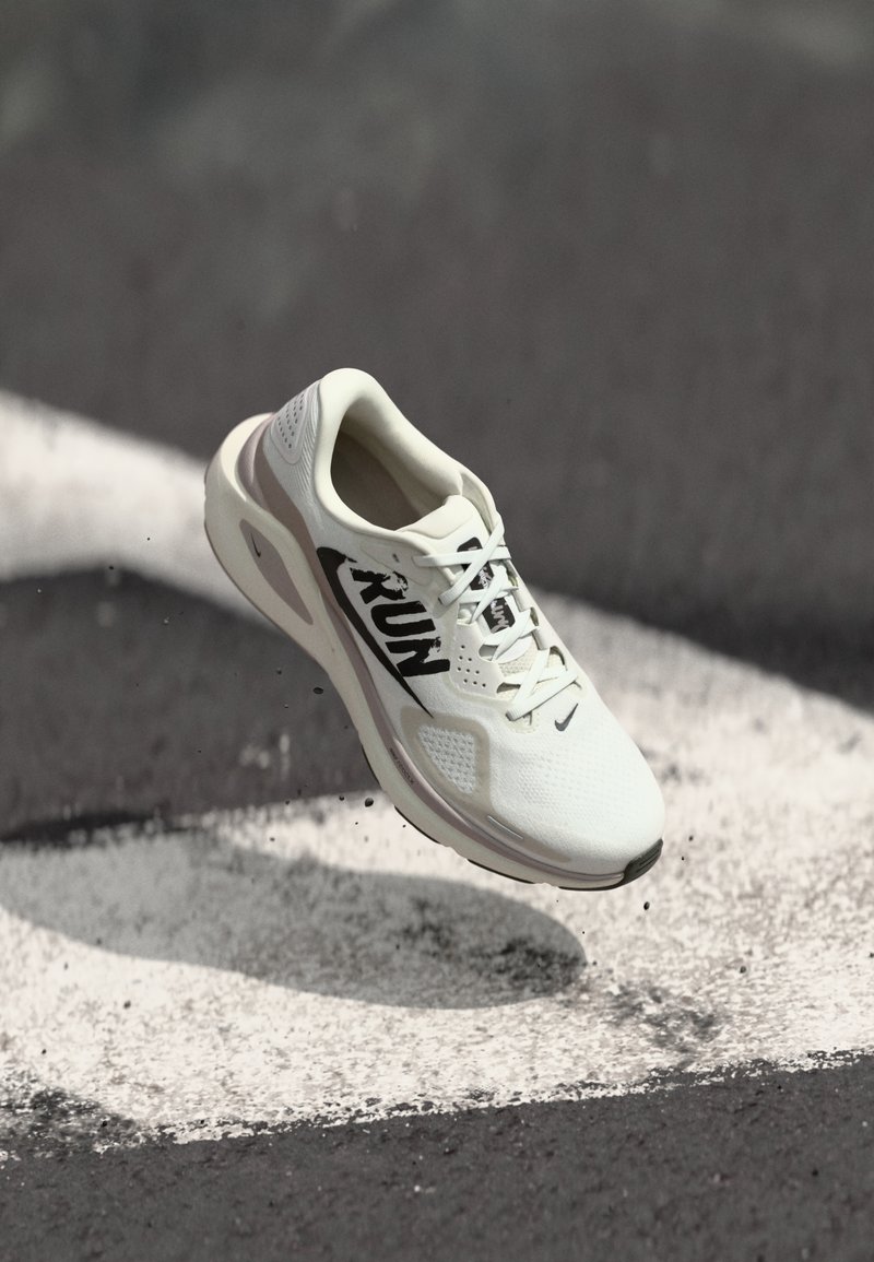 Nike Performance STRUCTURE 26 RUN - Scarpe da corsa su strada - summit white/black/vast grey/college grey/sail/sequoia