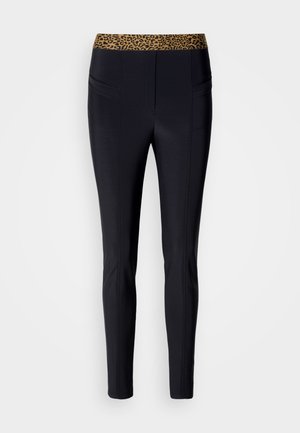 Sorte leggings med en leopardmønstret talje, der har syede detaljer og to forlommer. Glat tekstur og tætsiddende design.