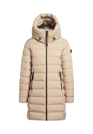 Beiger Steppmantel mit Kapuze, mit Reißverschluss vorne, zwei Seitentaschen und horizontalen Nähten zur Isolierung. Glatte Textur und leichtes Design.