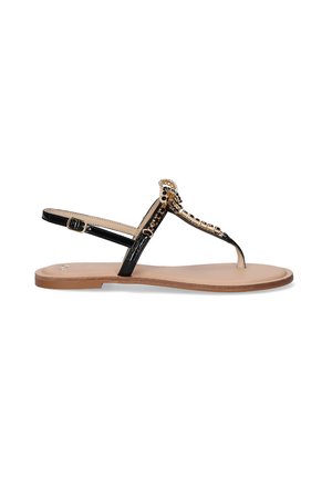 Sandalias de piel sintética negra delgada con un detalle joya en oro y negro, diseño minimalista, suela plana y tira en el tobillo con hebilla.