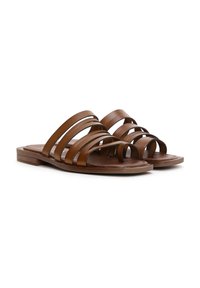 Sandalias de cuero marrón con múltiples correas anchas, suela plana y un diseño simple con estilo de punta abierta.