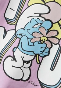 Personaggio cartoon blu che tiene un fiore rosa, su uno sfondo lilla chiaro con testo grafico in grassetto e un contorno.