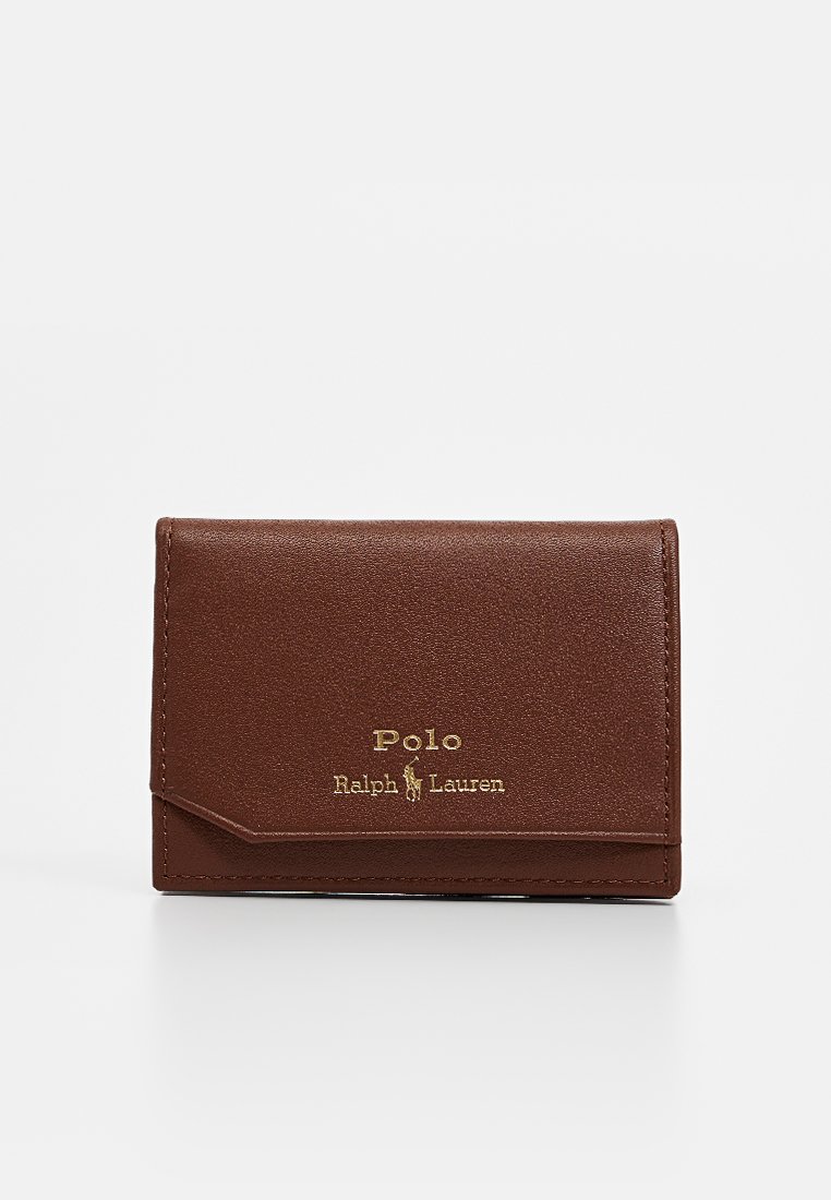 Brauner Leder-Kartenhalter mit strukturiertem Finish, goldenen Logo-Akzenten, einem Klappenverschluss und gesteppten Details entlang der Kanten.