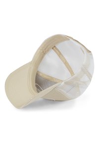 Gorra beige con un panel frontal sólido y parte trasera de malla. Visera curvada, forro interior etiquetado como "California" y textura de tela suave.