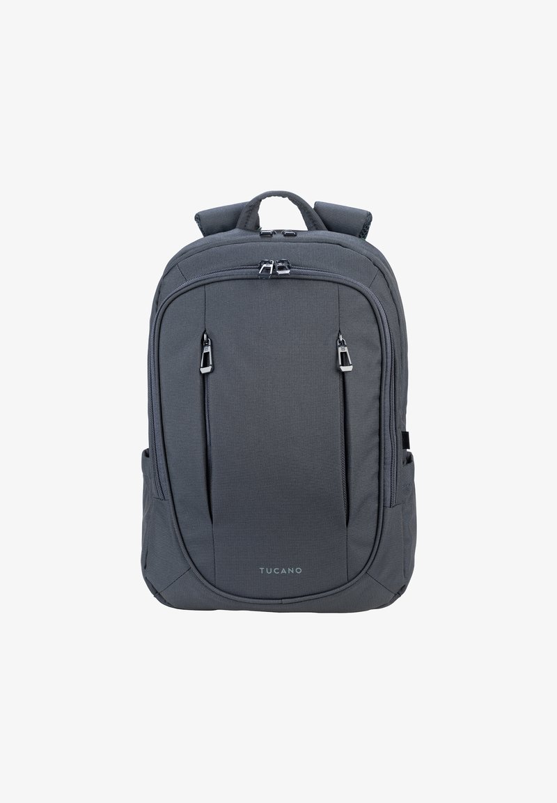 Zaino in tessuto grigio con spallacci imbottiti, doppi scomparti con zip e esterno texturizzato. Presenta il logo del marchio in basso.