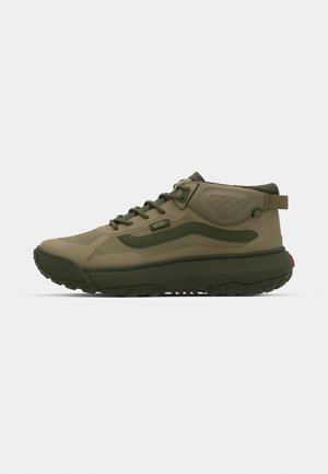 Scarpe high-top beige e verde con tessuto testurizzato, lacci rotondi e suola in gomma con un motivo di battistrada. Logo del brand sul lato.