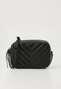 Sac bandoulière en cuir synthétique noir avec un motif matelassé en chevron, une chaîne comme bandoulière et une fermeture éclair. Forme rectangulaire compacte.