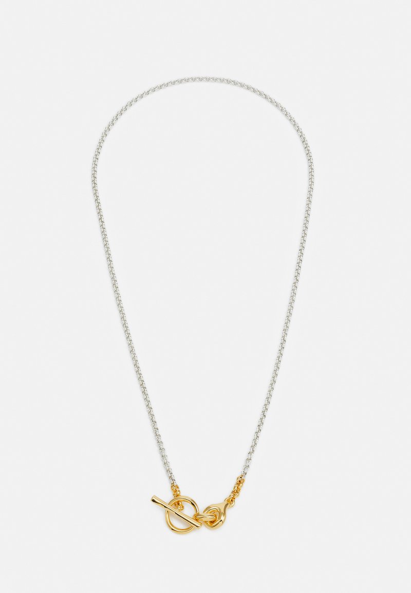 Silver kedja halsband med ett guld-toggle lås. Har en delikat, sammanflätad design och en elegant finish, vilket betonar mångsidighet.