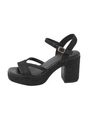 Zwarte sandaal met hoge hak en gevlochten textuur, open teen, enkelriem met gouden gesp en stevige blokhak.