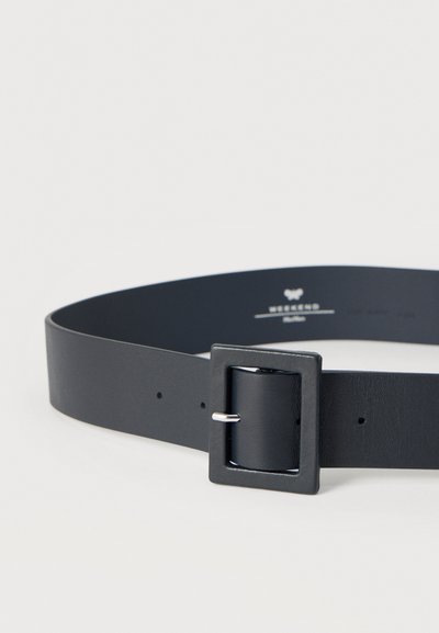 Μαύρη δερμάτινη ζώνη με ορθογώνια μεταλλική αγκράφα, λεία υφή, πολλαπλές εγκοπές για ρύθμιση και μινιμαλιστικό σχεδιασμό.