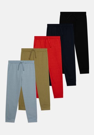 Cinco pares de calças de jogging em azul, oliva, vermelho, marinho e preto; feitas de um tecido suave com cinturas elásticas e tornozelos com punho.