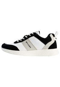 Černobílá sportovní bota s síťovinovým svrškem, semišovými akcenty a texturovanou gumovou podrážkou. Má logo a kontrastní panely.