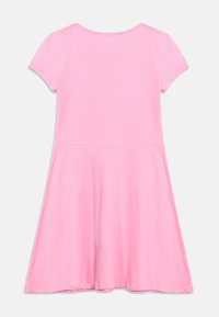 Ροζ φόρεμα για νήπια με κοντά μανίκια, φούστα με φουντωτή γραμμή και στρογγυλή λαιμόκοψη, απλωμένο επίπεδο σε λευκό φόντο, πίσω όψη.