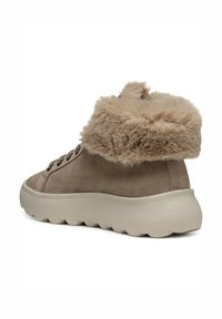 Botín de ante beige con un cuello suave y esponjoso y ojales metálicos, que cuenta con una suela gruesa y texturizada para mayor comodidad.