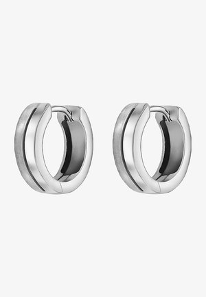 Orecchini a cerchio in argento con superficie lucida, accenti testurizzati e design elegante con una banda scura a contrasto.