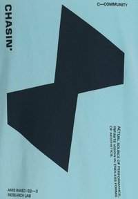 Jasnoniebieska koszulka z dużym czarnym kształtem geometrycznym i czarnym napisem, o gładkiej fakturze tkaniny i nowoczesnym designie.