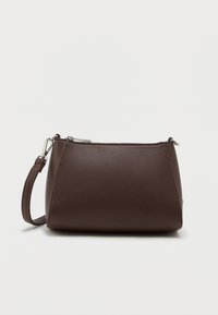 Hnedá kožená taška s plochým tvarom, so zipsovým uzáverom a odnímateľným popruhom. Hladký povrch s jemnými švovými detailmi.