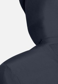 Veste noire imperméable avec un col haut et un panneau en maille texturé dans le dos. Tissu lisse et design minimaliste axé sur la fonctionnalité.