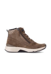 Bruine suède mid-top sneaker met een textuur van dierenprintaccent, veters en een zijrits, en een contrasterende chunky witte zool.