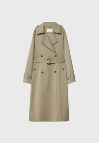 Beżowy płaszcz trench wykonany z gładkiego materiału, z podwójnym zapięciem na guziki, paskiem w talii, dużymi kieszeniami i klapami w kształcie litery V.