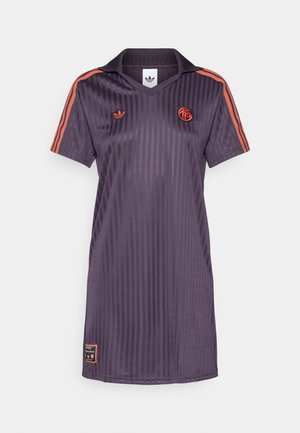 Jersey roxo riscado com colarinho, mangas curtas e riscas laranjas. Apresenta logótipos bordados no peito e detalhe da etiqueta na bainha.