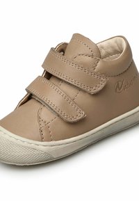 Tan-farbene Lederschuhe mit zwei Klettverschlüssen, runder Zehenbereich, weißer strukturierten Gummisohle und sichtbaren Nähdetails. Markennamen dezent geprägt.