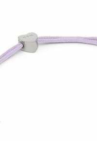 Braccialetto in corda intrecciata viola con un luccicante fermaglio a forma di cuore argentato, caratterizzato da un marchio inciso sul fermaglio. Design minimalista ed elegante.