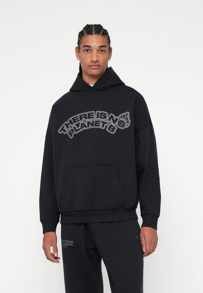 Μαύρη φόρμα με καγκουρό τσέπη μπροστά και μεγάλη, καμπύλη γραφική φράση "ΔΕΝ ΥΠΑΡΧΕΙ ΣΧΕΔΙΟ Β" σε γκρι. Ριμπ μανσέτες και στρίφωμα.