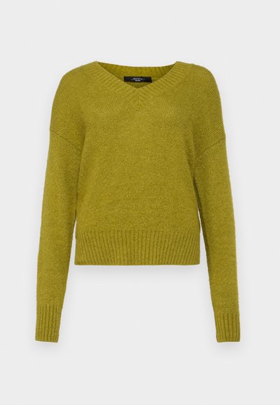Pulover verde tricotat cu decolteu în V, mâneci lungi și mansete și tiv cu model în relief. Are o textură moale și un design scurt.