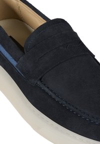 Scarpa slip-on in suede blu navy con pannello frontale rialzato, cuciture in contrasto e suola in gomma chiara. Rifinitura interna liscia.