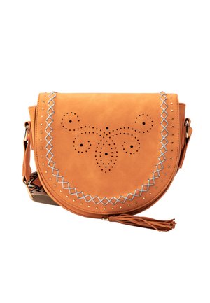 Tan crossbody taske med dekorative perforeringer, sølvsyning langs klappen, små nitter og en kvast i bunden midt.