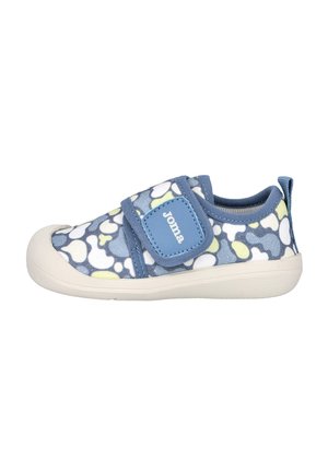 Zapatilla azul con un patrón que presenta una parte superior de tela suave con diseños circulares en blanco y amarillo, una correa de Velcro y una suela de goma color crema.