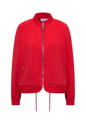 Veste zippée rouge avec poignets élastiques, poches avant à pression, détails en mesh à l'ourlet et cordons ajustables sur le bord inférieur.