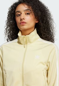 adidas Originals CLASSICS FIREBIRD TRACK - Majica s kapuljačom i patentnim zatvaračem - powder yellow