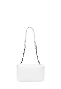 Borsa a mano in pelle bianca con una texture liscia, caratterizzata da una lunga tracolla a catena intrecciata e un design semplice e strutturato a forma rettangolare.