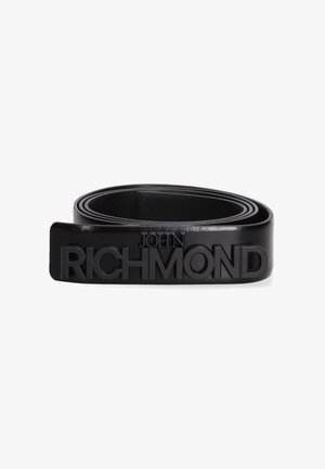 Ceinture en cuir noir enroulée avec le logo "John Richmond" en relief sur la boucle, posée à plat sur un fond blanc.