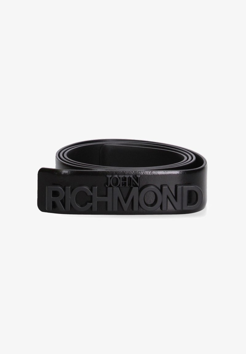 Zwarte opgerolde leren riem met verhoogd "John Richmond" logo op de gesp, plat gelegd op een witte achtergrond.