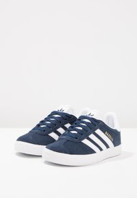 adidas Originals GAZELLE - Sneakers - collegiate navy/footwear white ...