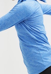Maglietta a maniche lunghe blu melangiata dal design aderente, con cappuccio e tessuto testurizzato, adatta per l'abbigliamento sportivo o per essere indossata a strati.