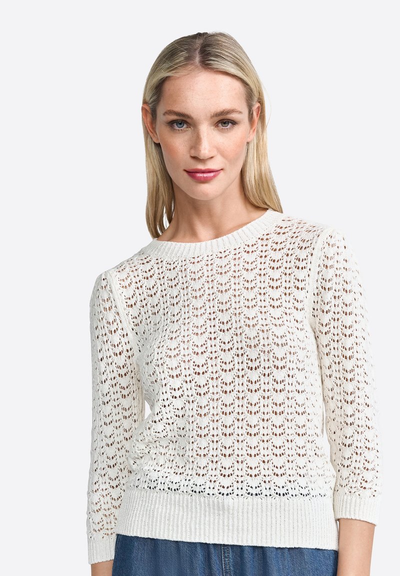 Maglione bianco lavorato a maglia con un motivo a pizzo aperto, scollatura a girocollo e maniche a tre quarti con polsini e orlo a coste.